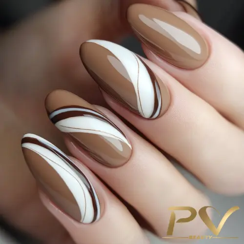 unhas-marrons-curvas-suaves-decoradas-pv-beauty-09 Unhas decoradas com esmalte marrom e branco, com design de linhas curvas e acabamento brilhante.