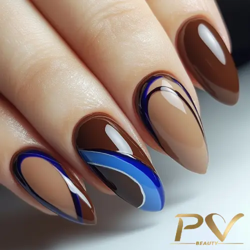 unhas-marrons-decoradas-com-azul-pv-beauty-20 Unhas decoradas com esmaltes em tons de marrom e azul, exibindo um design abstrato e moderno.