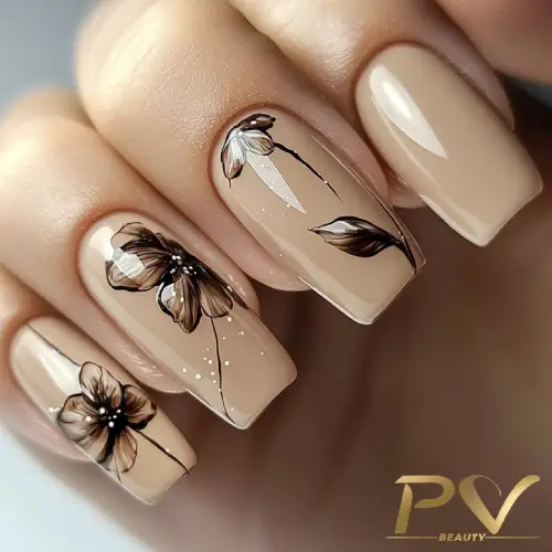 unhas-marrons-decoradas-desenhos-delicados-pv-beauty-03 Unhas pintadas de nude com desenhos de flores marrons e detalhes brancos.