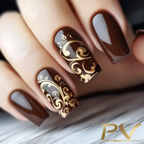 unhas-marrons-decoradas-designer-de-unhas-pv-beauty-01 Unhas decoradas em marrom com detalhes em dourado e design floral elegante.
