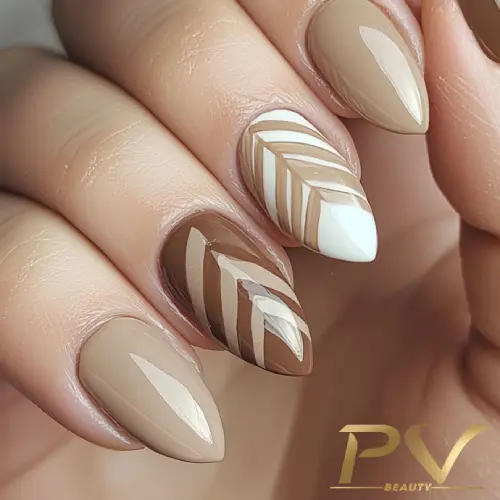 unhas-marrons-decoradas-zig-zag-pv-beauty-32 Unhas com esmalte em tons de marrom e bege, com estampa geométrica em branco em algumas delas.