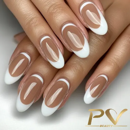 unhas-marrons-francesinha-perfeita-pv-beauty-25 Unhas com design geométrico em nude e branco, destacando bordas arredondadas.