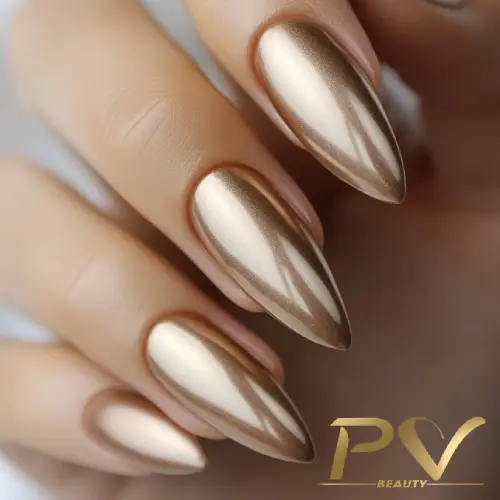 unhas-marrons-metalizadas-decoradas-pv-beauty-07 Unhas longas com esmalte metálico dourado, formato stiletto.