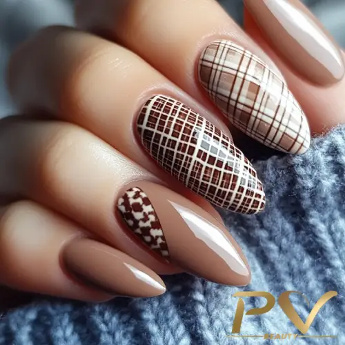 unhas-marrons-xadrez-quadriculadas-decoradas-pv-beauty-06 Unhas decoradas com esmalte nude e padrões geométricos em tons de marrom e bege.