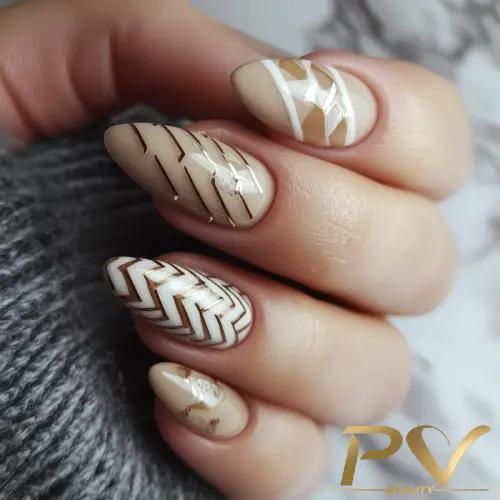 unhas-marrons-zig-zag-decoradas-pv-beauty-08 Unhas decoradas em tons neutros com padrões geométricos e listras brancas.