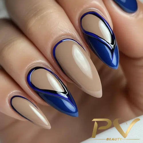 unhas-nude-com-azul-esmaltacao-decoradas-pv-beauty-14 Unhas decoradas com esmalte azul e nude, com detalhes geométricos em preto.