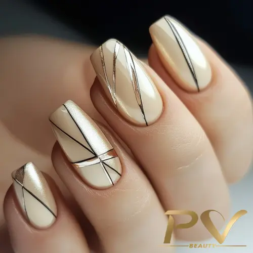 unhas-nude-decoradas-metais-dourados-pv-beauty-23 Unhas pintadas em tom nude com detalhes geométricos em linhas metálicas.