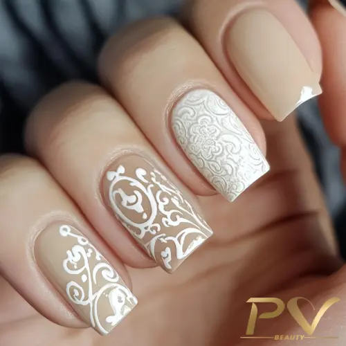 unhas-nude-efeitos-com-arabescos-decoradas-pv-beauty-13 Unhas decoradas com esmalte nude e desenho branco detalhado e intricado em estilo floral e arabesco.