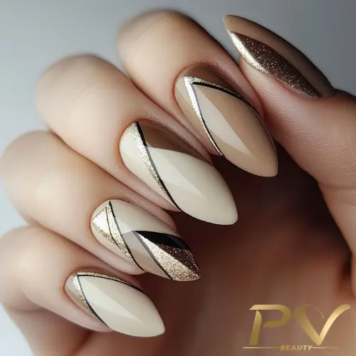 unhas-nude-formas-geometricas-decoradas-pv-beauty-17 Unhas decoradas em tons de nude e dourado, com design geométrico e linhas metálicas.