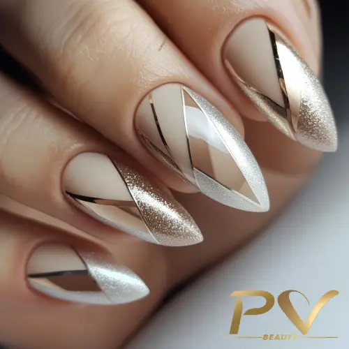 unhas-nude-geometricas-perfeitas-decoradas-esmaltacao-pv-beauty-34 Unhas decoradas em tons de nude e prata, com design geométrico e detalhe metálico.