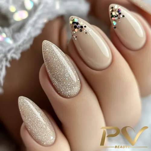 unhas-nude-glitter-decoradas-esmaltacao-pv-beauty-25 Unhas decoradas com esmalte nude, glitter prateado e detalhes brilhantes nas pontas.