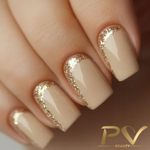 unhas-nude-glitter-lindo-decoradas-esmaltacao-pv-beauty-35 Unhas com esmalte bege e detalhe de glitter dourado nas bordas.