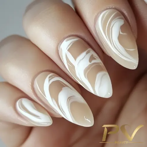 unhas-nude-marmorizadas-decoradas-esmaltacao-pv-beauty-24 Unhas com esmalte nude e detalhes marmorizados em branco, estilo sofisticado e moderno.