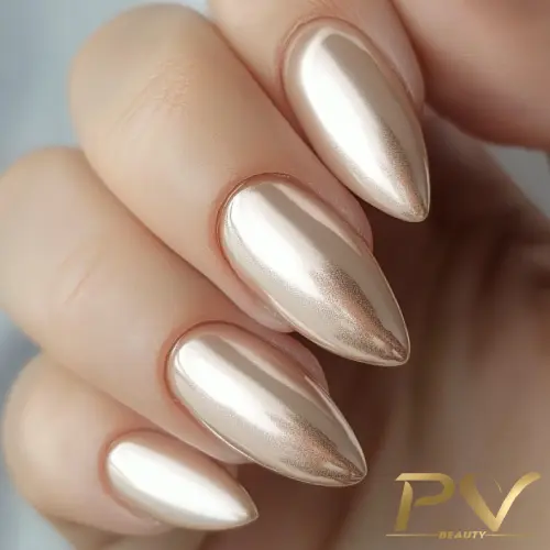 unhas-nude-metalizadas-decoradas-esmaltacao-pv-beauty-22 Unhas com esmalte metálico dourado e formato amendoado.