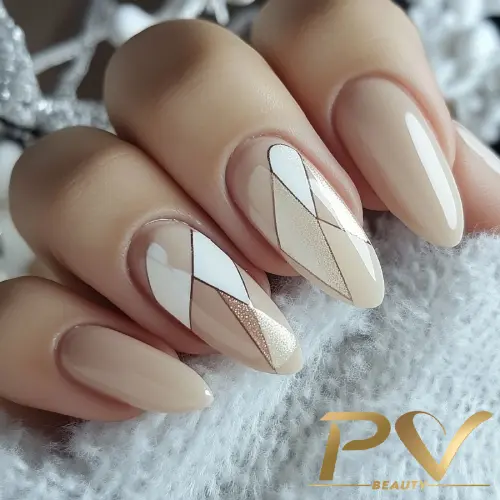unhas-nude-nail-designer-decoradas-esmaltacao-pv-beauty-36 Unhas com esmalte nude e decoração geométrica em tons de branco e dourado em duas delas.