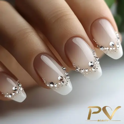 unhas-nude-ombre-pedrarias-lindas-decoradas-pv-beauty-04 Unhas decoradas com esmalte nude e pedras brilhantes prateadas nas pontas.
