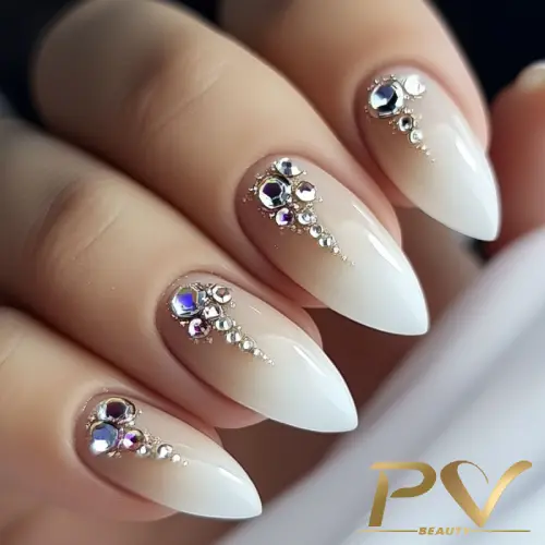 unhas-nude-pedrarias-decoradas-esmaltacao-pv-beauty-29 Unhas decoradas com esmalte branco e pedras brilhantes aplicadas em cada unha.