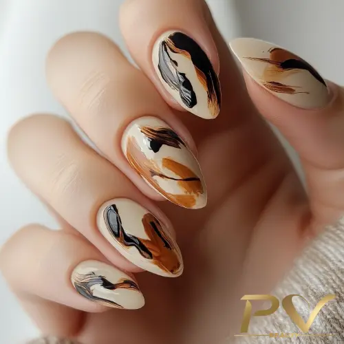 unhas-nude-pinceladas-artisticas-decoradas-esmaltacao-pv-beauty-30 Unhas decoradas com esmalte em tons neutros e detalhes artísticos em preto e marrom.