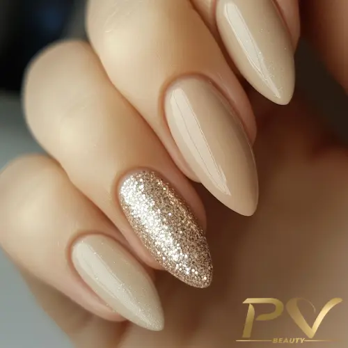 unhas-nude-po-de-brilho-decoradas-esmaltacao-pv-beauty-28 Unhas bem cuidadas com esmalte bege e dourado brilhante.