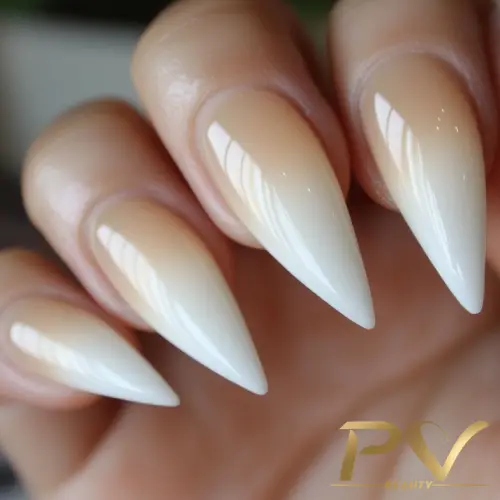 unhas-nude-stiletto-decoradas-pv-beauty-03 Unhas compridas em forma de amêndoa com esmalte em tom nude e acabamento brilhante.