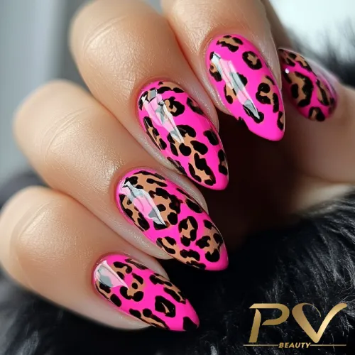 unhas-pink-animal-print-oncinha-decoradas-pv-beauty-12 Unhas decoradas com estampa de leopardo em tons de rosa e preto, com acabamento brilhante.
