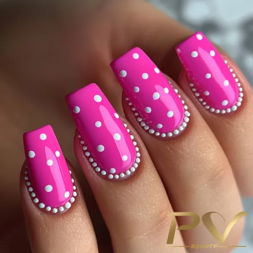 unhas-pink-decoradas-bolinhas-brancas-pv-beauty-02 Unhas pintadas de rosa com bolinhas brancas e detalhes de pequenas pérolas ao redor.