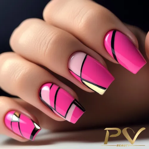 unhas-pink-decoradas-criatividade-perfeita-pv-beauty-24 Unhas com esmalte rosa e design geométrico em preto e dourado. Fundo neutro.