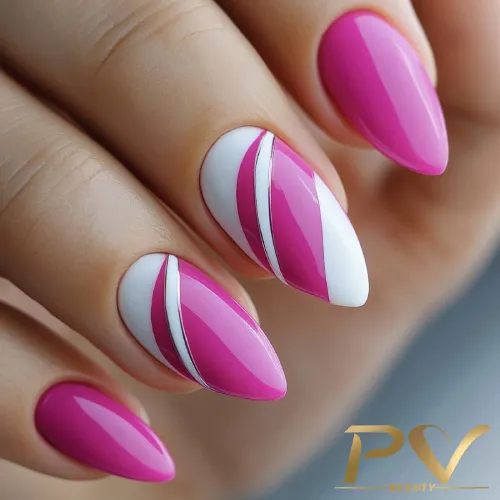 unhas-pink-decoradas-curvas-assimetricas-pv-beauty-20 Unhas decoradas com esmalte rosa e branco, apresentando design geométrico e linhas prateadas.