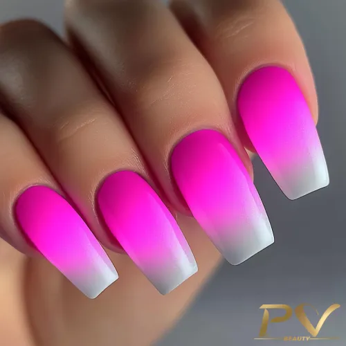 unhas-pink-decoradas-degrade-lindo-pv-beauty-04 Unhas com esmalte em degradê rosa e branco, exibindo um design moderno e elegante.