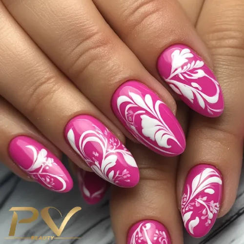 unhas-pink-decoradas-desenhos-naturais-pv-beauty-17 Unhas decoradas com esmalte rosa e detalhes florais brancos em um fundo de mármore.