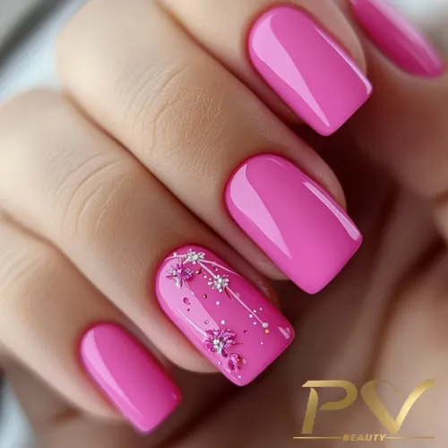unhas-pink-decoradas-design-criativo-pv-beauty-31 Unhas com esmalte rosa brilhante e desenhos florais detalhados em duas delas.