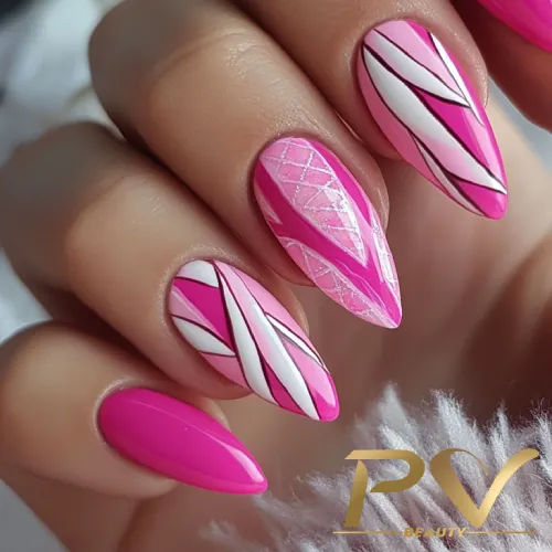 unhas-pink-decoradas-geometria-inovadora-pv-beauty-32 Unhas decoradas com esmalte rosa e branco, em design geométrico e detalhes brilhantes.