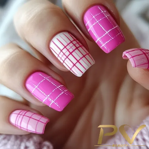 unhas-pink-decoradas-quadriculadas-pv-beauty-21 Unhas decoradas com esmalte rosa e branco, apresentando um padrão quadriculado em todas as unhas.