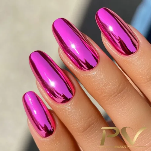 unhas-pink-esmaltacao-metalizada-decoradas-pv-beauty-13 Unhas com esmalte rosa metálico brilhante, destacando-se pela cor vibrante e acabamento espelhado.