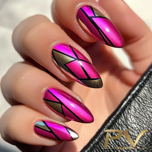 unhas-pink-formas-geometricas-decoradas-pv-beauty-15 Unhas com esmalte rosa metálico e detalhes geométricos em preto e dourado, segurando uma alça de bolsa preta.