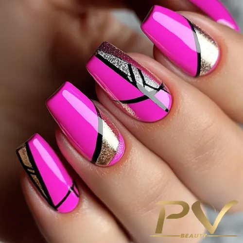 unhas-pink-geometrica-decoradas-lindas-pv-beauty-34 Unhas decoradas com esmalte rosa, detalhes geométricos em preto e dourado, em um estilo moderno e elegante.