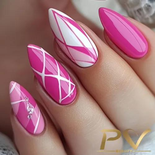 unhas-pink-geometricas-decoradas-pv-beauty-22 Unhas decoradas com esmalte rosa e branco, estilo geométrico, com detalhes de linhas e pedrarias.
