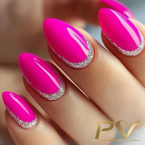 unhas-pink-glitter-decoradas-pv-beauty-27 Unhas com esmalte rosa vibrante, decoradas com bordas de glitter prateado, em um estilo elegante e moderno.