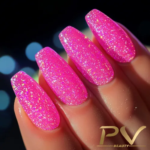 unhas-pink-neon-glitter-decoradas-pv-beauty-33 Unhas com esmalte rosa brilhante e acabamento cintilante, destacando-se sobre um fundo desfocado.