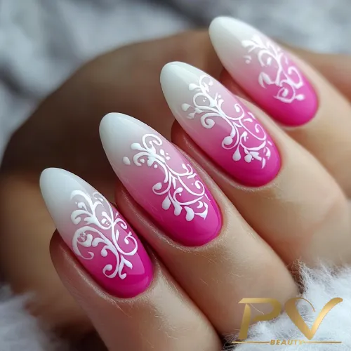 unhas-pink-ombre-suave-arabescos-decoradas-pv-beauty-06 Unhas decoradas em degradê rosa e branco, com desenhos de arabescos brancos detalhados.