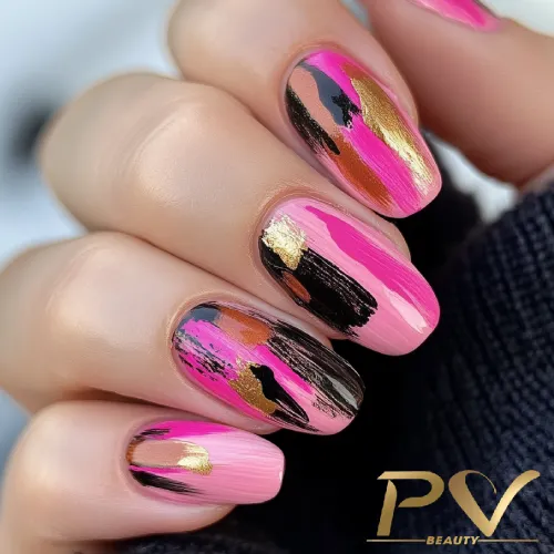 unhas-pink-pinceladas-artisticas-decoradas-pv-beauty-14 Unhas decoradas com esmalte rosa, preto e dourado em estilo abstrato.
