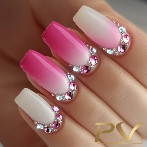 unhas-pink-strass-decoradas-pv-beauty-28 Unhas decoradas com gradiente rosa e branco, adornadas com pequenas pedras brilhantes.