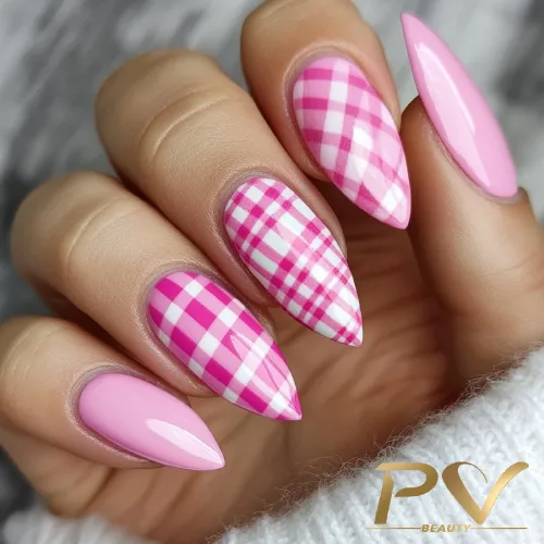 unhas-pink-xadrez-vichy-decoradas-pv-beauty-25 Unhas decoradas com esmalte rosa claro e padrão xadrez em algumas delas, em formato pontiagudo.