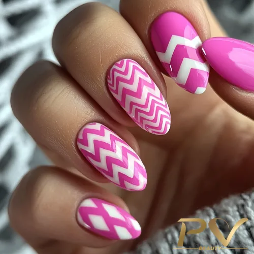 unhas-pink-zig-zag-criativo-decoradas-pv-beauty-10 Unhas com esmalte rosa e padrões geométricos brancos em zigue-zague.