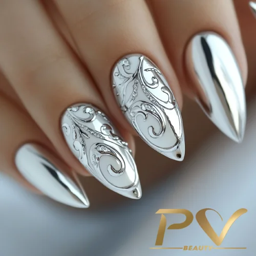 unhas-prata-arabescos-decoradas-pv-beauty-19 Unhas decoradas com esmalte prateado e desenhos em relevo, exibindo um estilo sofisticado e elegante.