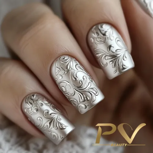 unhas-prata-arabescos-decoradas-pv-beauty-32 Unhas decoradas com esmalte metálico prateado e desenhos florais em relevo.