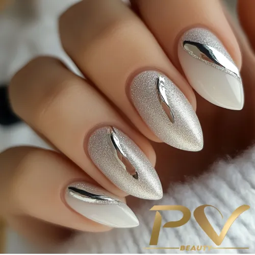 unhas-prata-arte-abstrata-decoradas-pv-beauty-17 Unhas decoradas com esmalte prateado e branco, com detalhes metálicos e formato stiletto.