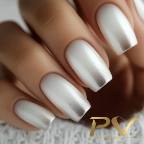 unhas-prata-babyboomer-decoradas-pv-beauty-25 Unhas com esmalte perolado em tons claros, exibindo um acabamento brilhante e elegante.