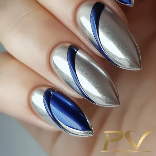 unhas-prata-com-azul-decoradas-pv-beauty-28 Unhas decoradas em tons de prata e azul, com design geométrico metálico e detalhes brilhantes.