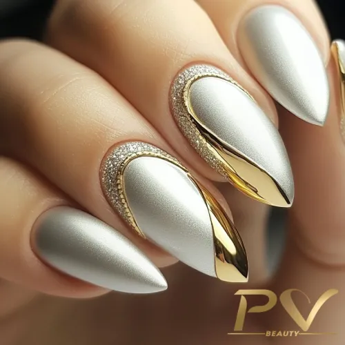 unhas-prata-com-dourado-decoradas-pv-beauty-13 Unhas decoradas com esmalte metálico prateado e detalhes dourados elegantes, sobre fundo neutro.